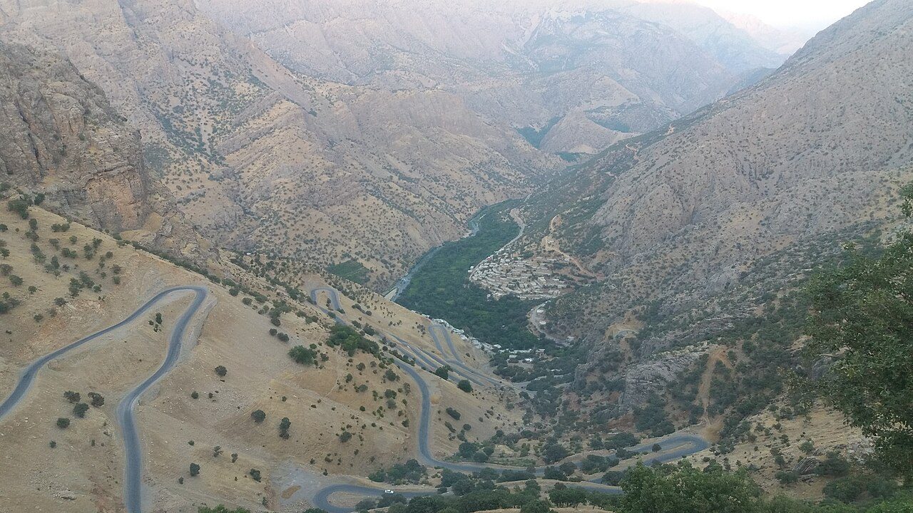جاده روستای سلین در دره‌های اورامانات